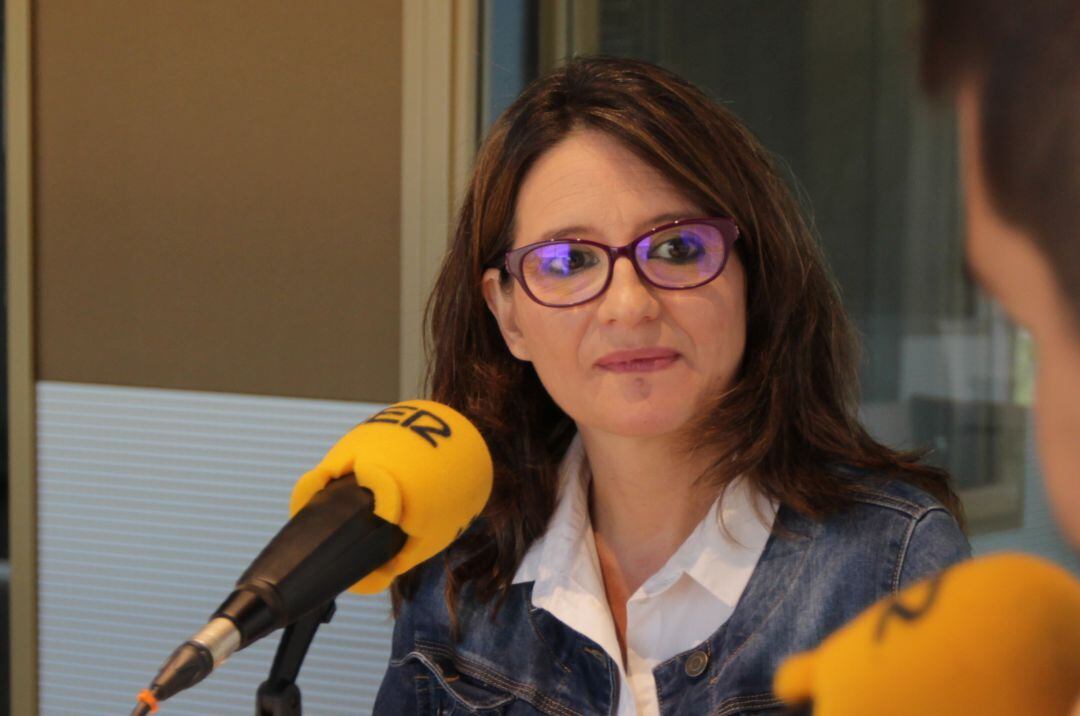 Mónica Oltra en una entrevista en Radio Castellón.