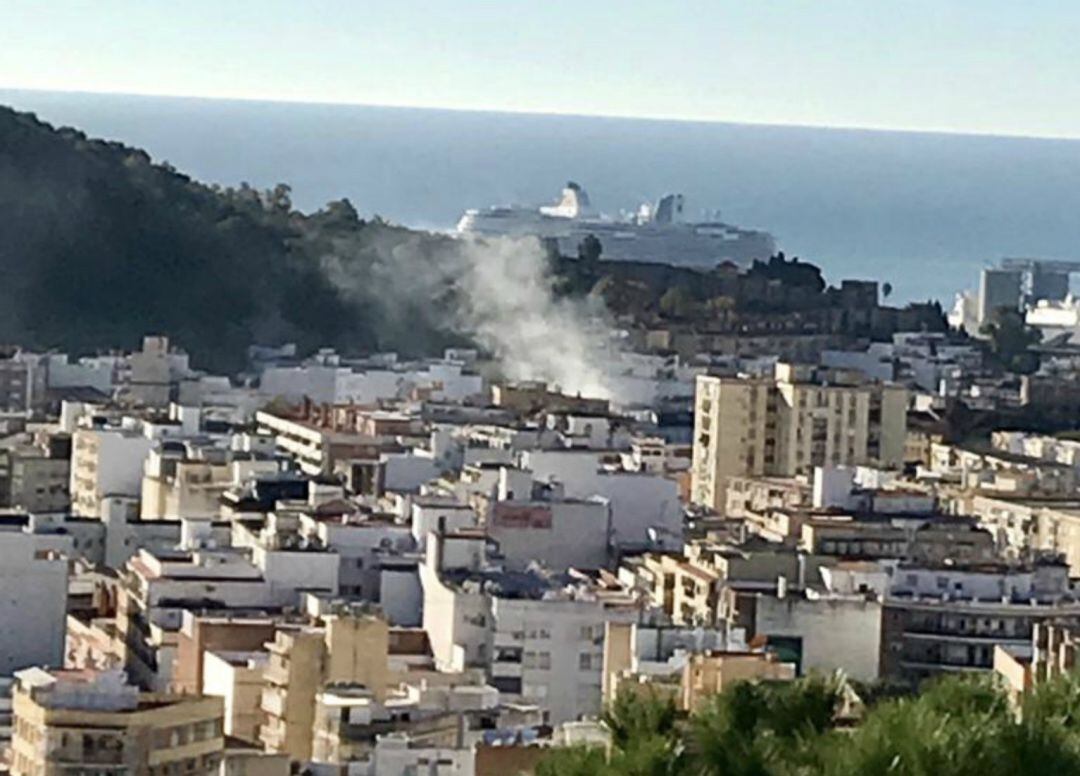 La columna de humo es visible desde diferentes puentos de la ciudad