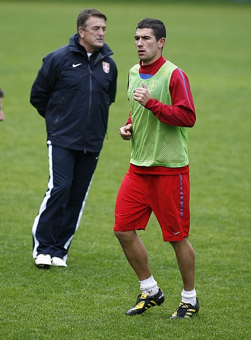 Kolarov, junto a Antic, durante un entrenamiento de la selección serbia