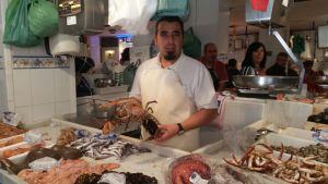 Francisco Sánchez regenta la Pescadería de La Corte en la calle Rafael de Muro de Algeciras y se quedará, por 250 € con la camiseta del jugador del Real Madrid Isco.