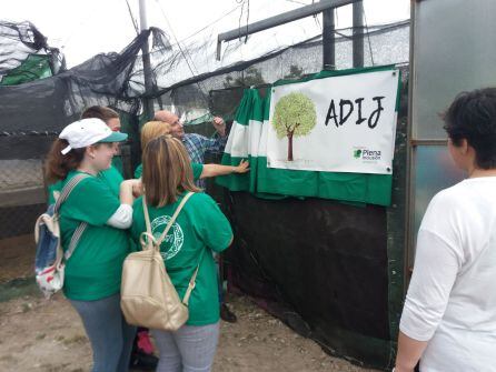 Alcalde y usuarios descubren la pancarta conmemorativa