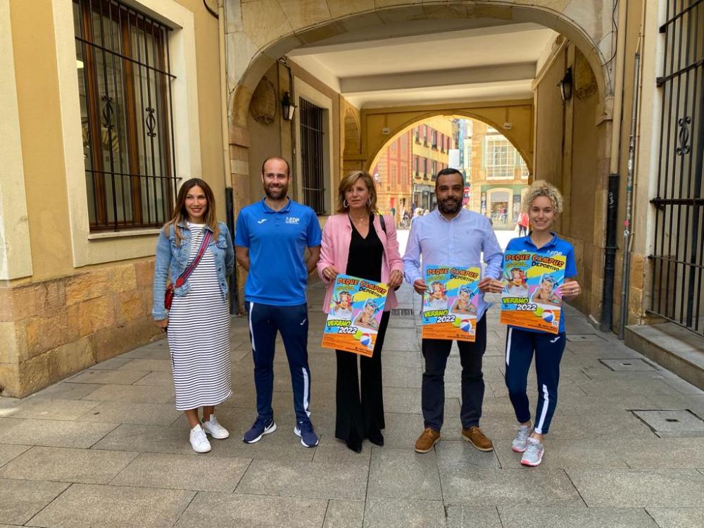 La Concejala de Deportes, Conchita Méndez, posa con varios de los monitores que coordinan las distintas actividades