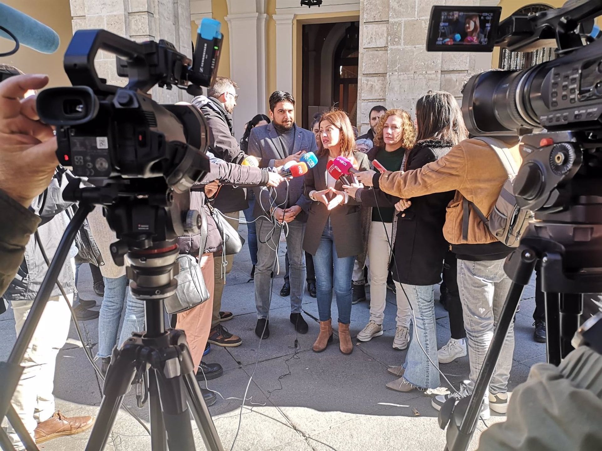 31/01/2023 Sánchez, Hornillo y Rego atienden a los medios a las puertas del Ayuntamiento.
POLITICA ANDALUCÍA ESPAÑA EUROPA SEVILLA
PODEMOS-IU
