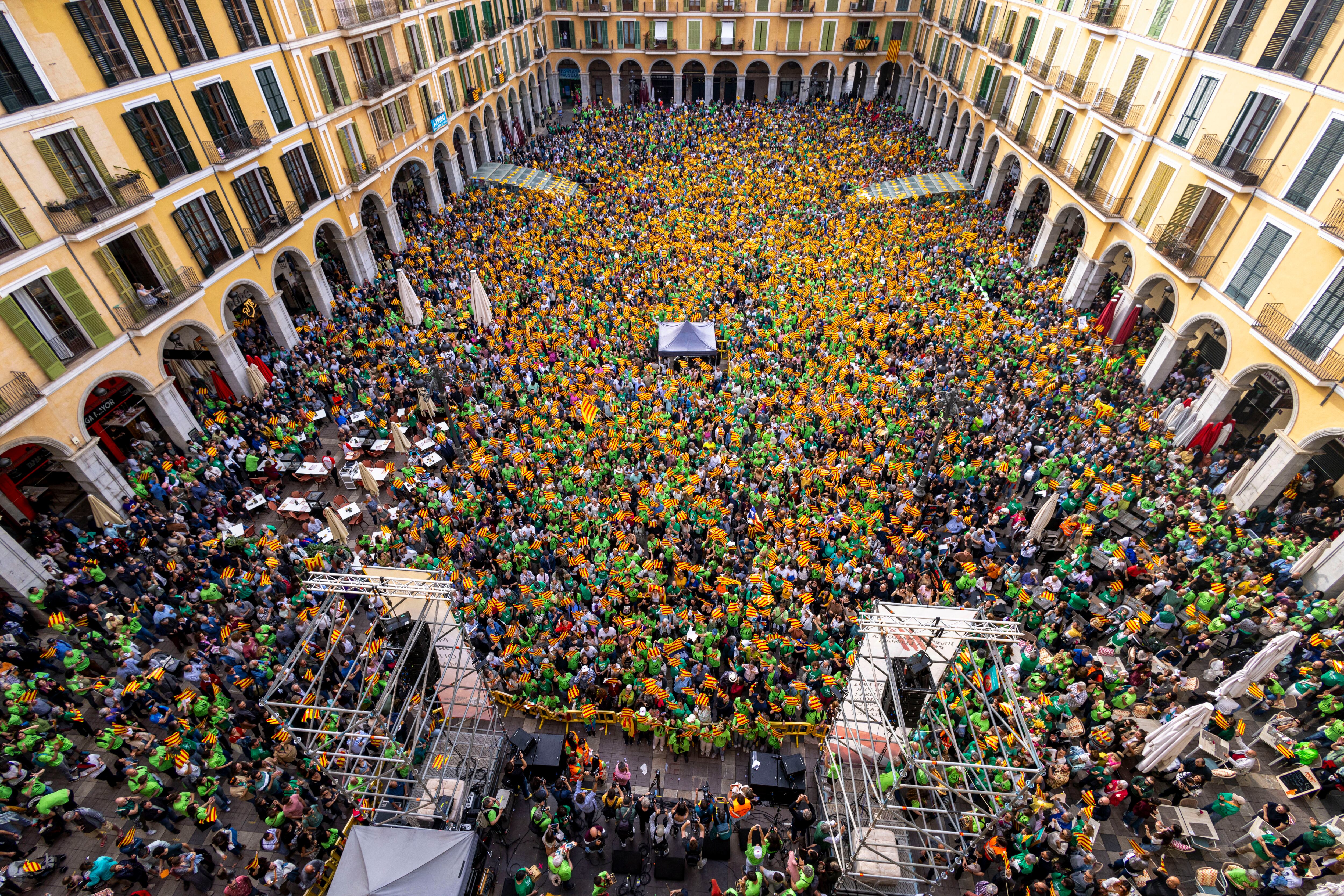 PALMA DE MALLORCA, 05/05/2024.- Varios miles de personas han participado este domingo en la Plaza Mayor de Palma en la Diada per la Llengua en un acto reivindicativo del uso del catalán en la sociedad y en protesta por la política lingüística del Govern balear PP y de su socio político, Vox. EFE/CATI CLADERA