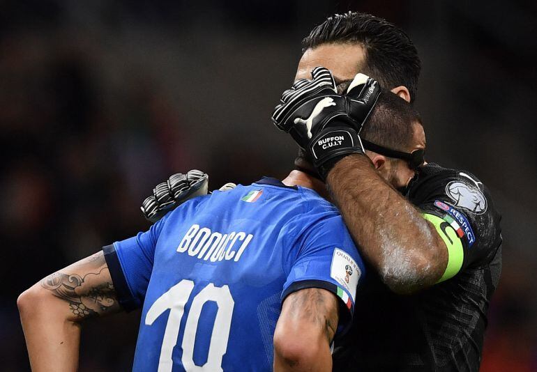 Bonucci y Buffon durante el partido de Italia en Milán 