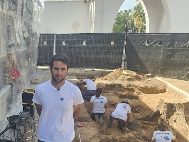 Alumnos de la UMA trabajando en la fosa común de Campillos