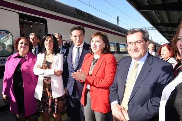 Autoridades dan bienvenida al primer AVANT procedente de Sevilla en la estación de Granada