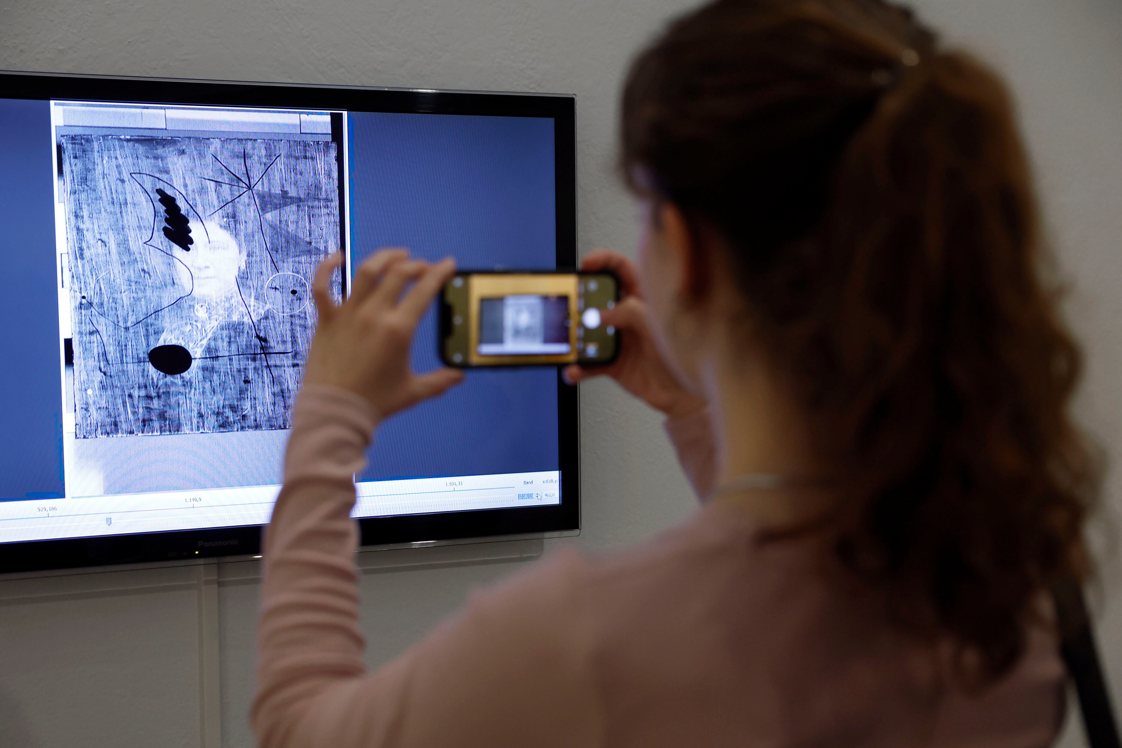 El equipo de investigadores de la Fundació Joan Miró ha descubierto un retrato de Dolors Ferrà Oromí, madre del artista, bajo la obra 'Pintura'.