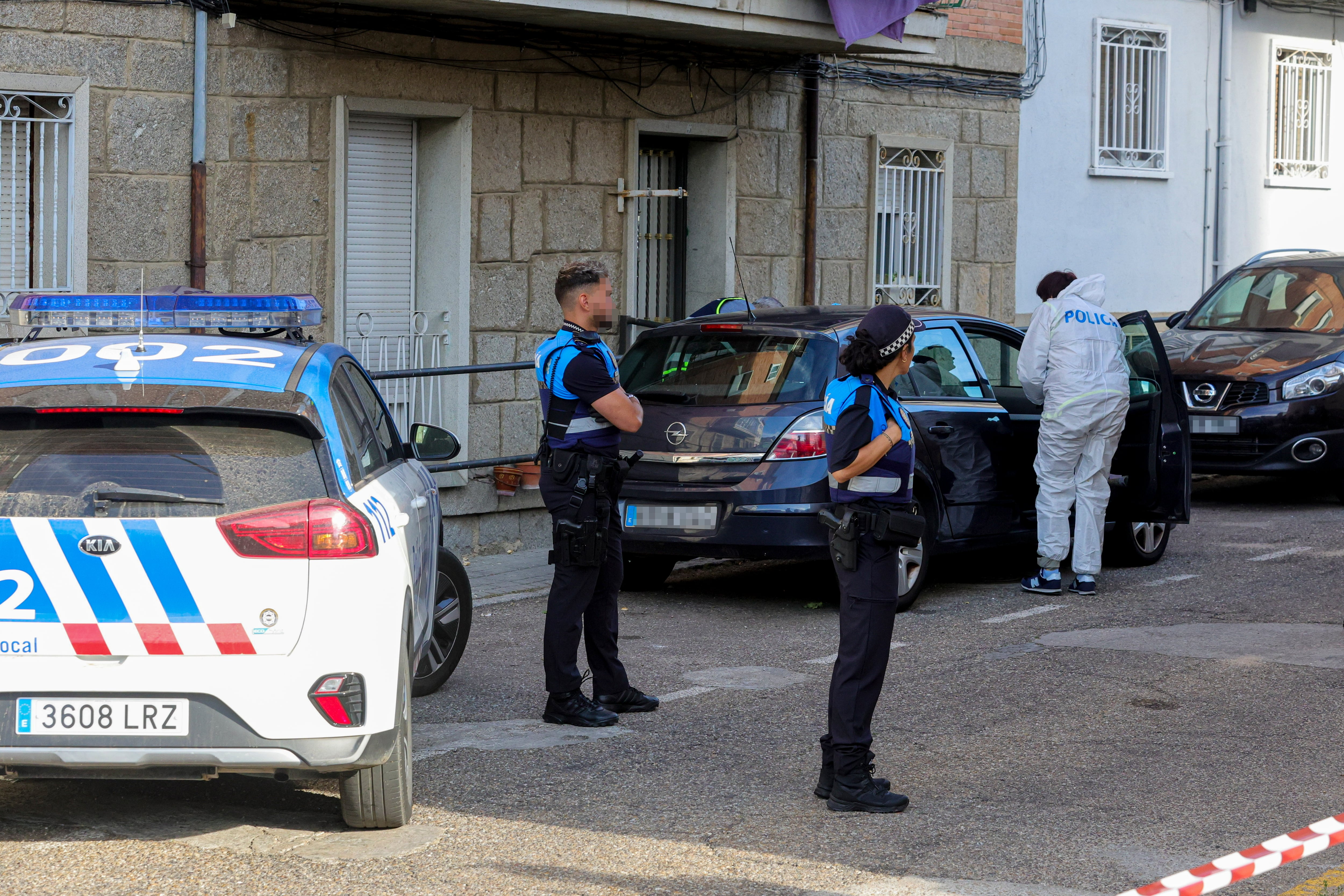 BÉJAR (SALAMANCA), 30/08/2023.- Un hombre ha matado a su pareja de 40 años en Béjar (Salamanca) y después ha tratado de tirarse de un viaducto, según ha informado este miércoles el servicio de emergencias 112 de Castilla y León. En la imagen, efectivos de Policía recogen pruebas en el lugar de los hechos. EFE/JM García
