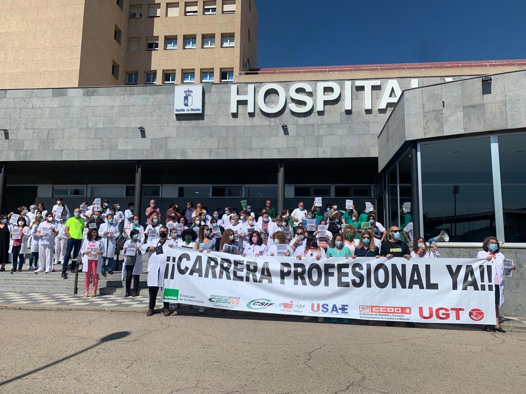 Concentración de personal sanitario ante las puertas del Hospital Virgen de la Luz de Cuenca