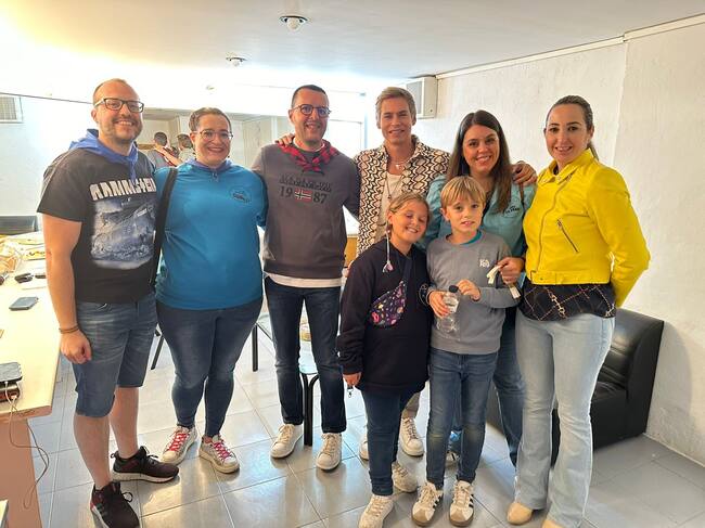 Autoridades con Carlos Baute. Foto: Ayuntamiento de Binéfar