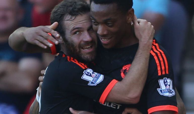 Mata y Martial, en la victoria del United ante el Southampton.