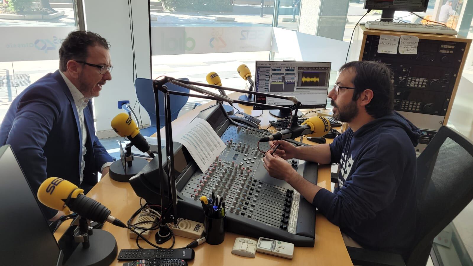 El director general d'Andorra Turisme, Betim Budzaku, als estudis de Ràdio SER Principat d'Andorra