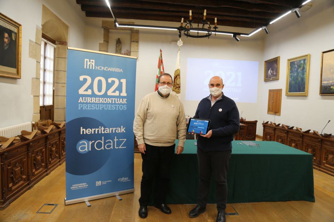 El alcalde de Hondarribia y el concejal de Hacienda, en la presentación de los Presupuestos para 2021.