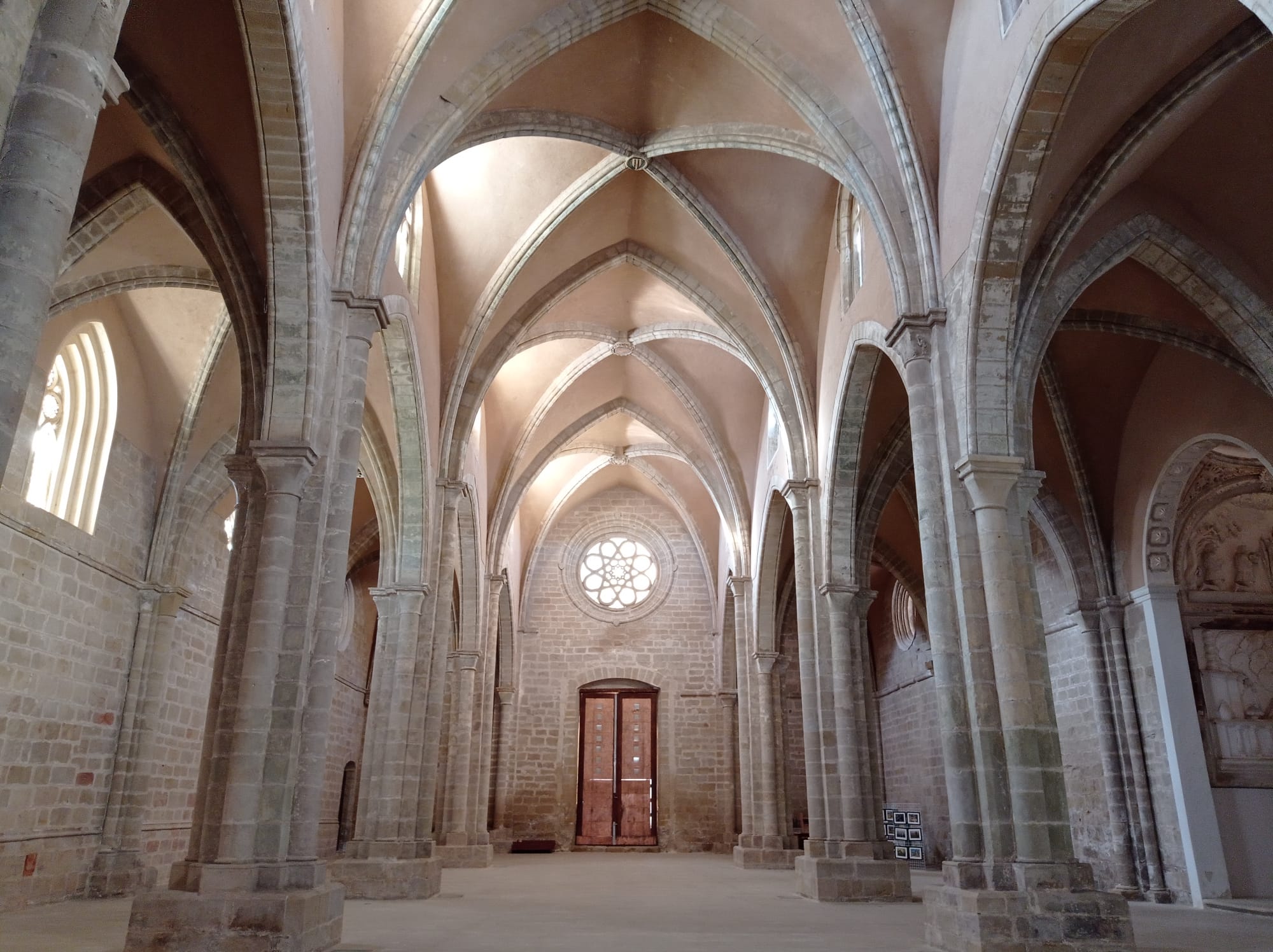 En la localidad de Sástago, a orillas del río Ebro, se levanta este soberbio conjunto monumental.