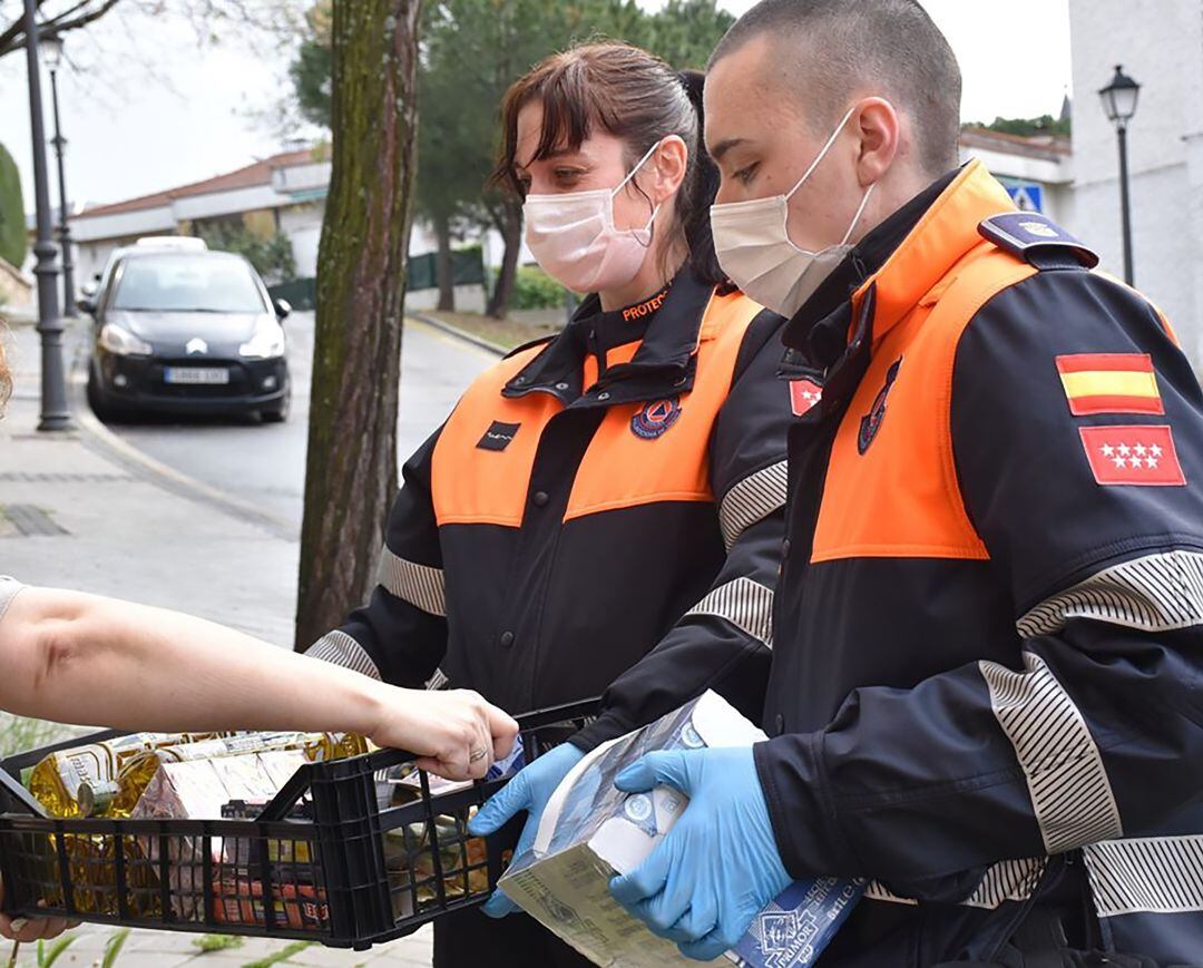 Voluntarios de Protección Civil hacen entrega de los alimentos