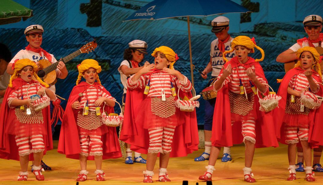 La chirigota Pa roja, roja, nosotras en su pase de semifinales