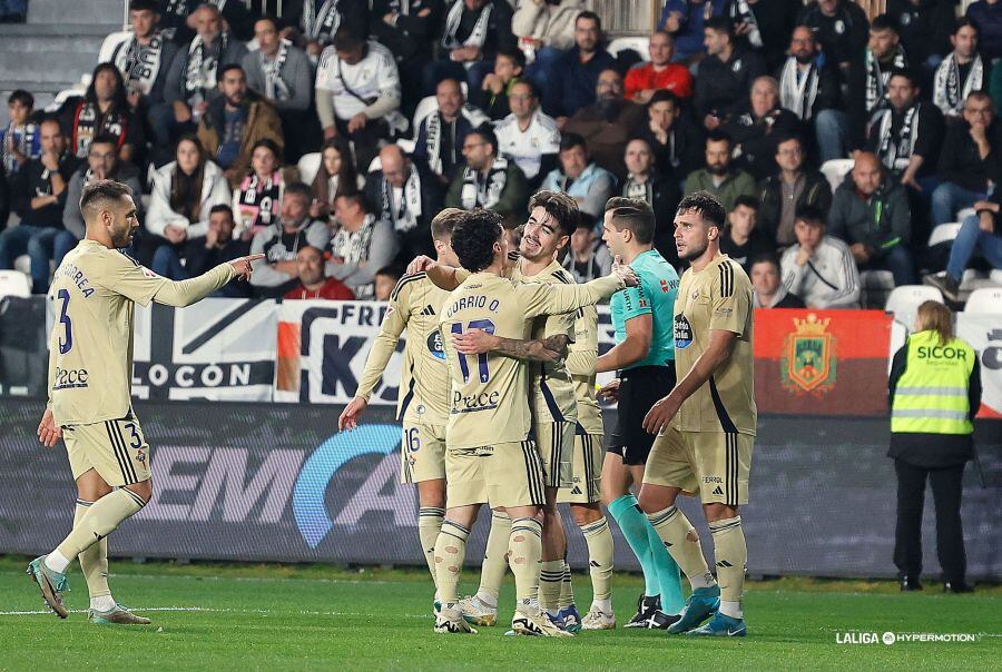 Los jugadores del Racing celebran su gol en El Plantío (foto: LaLiga Hypermotion)