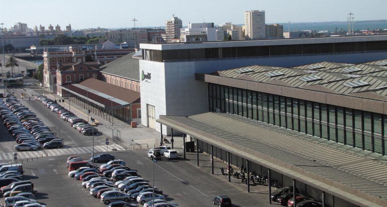 Fachada de la estación de tren junto a la plaza de Sevilla, donde Barceló levantará un hotel