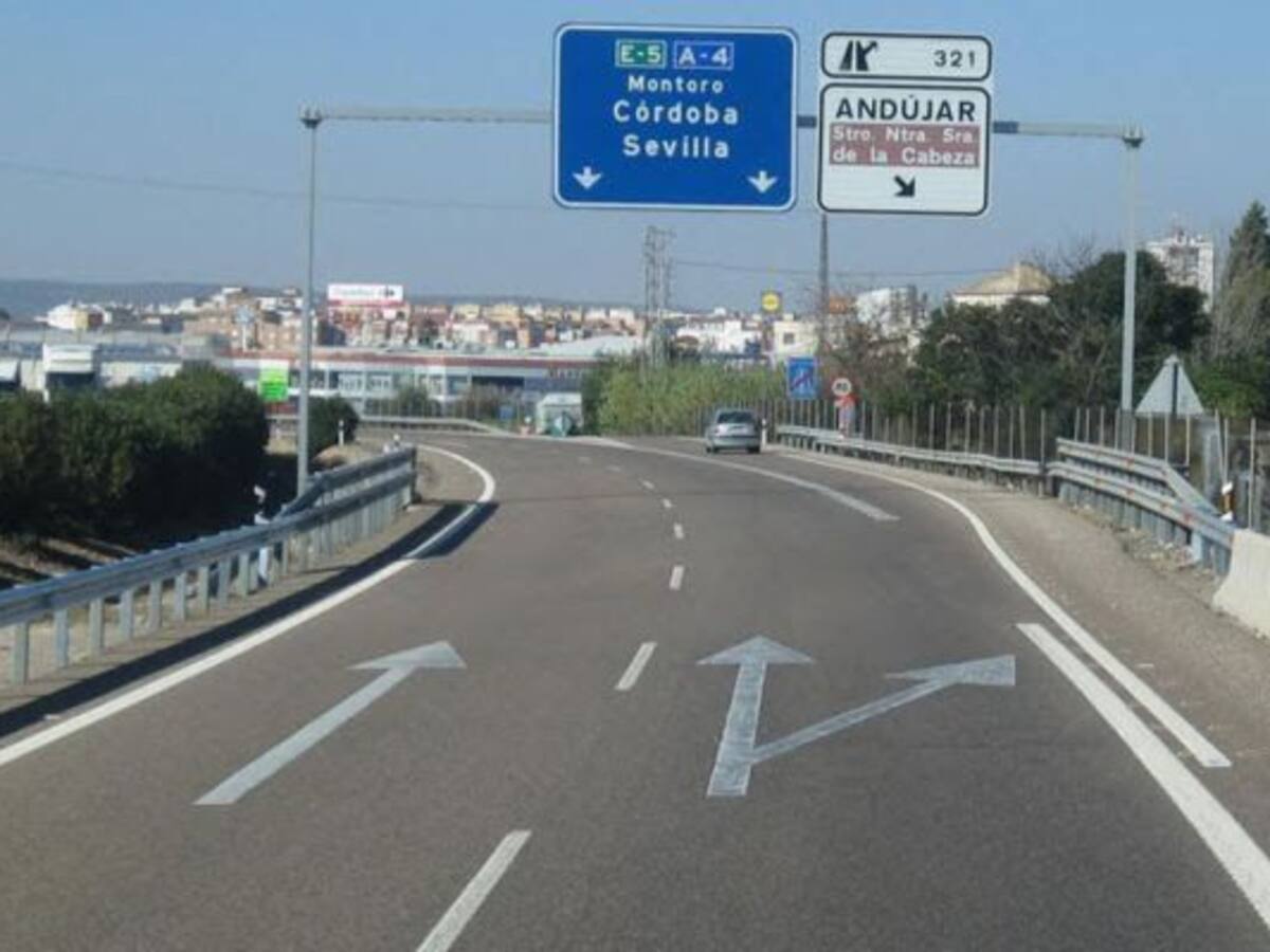 Fallece un hombre tras sentirse indispuesto mientras conducía por la A-4