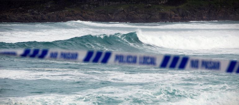 Cinta policial en la playa del Orzán