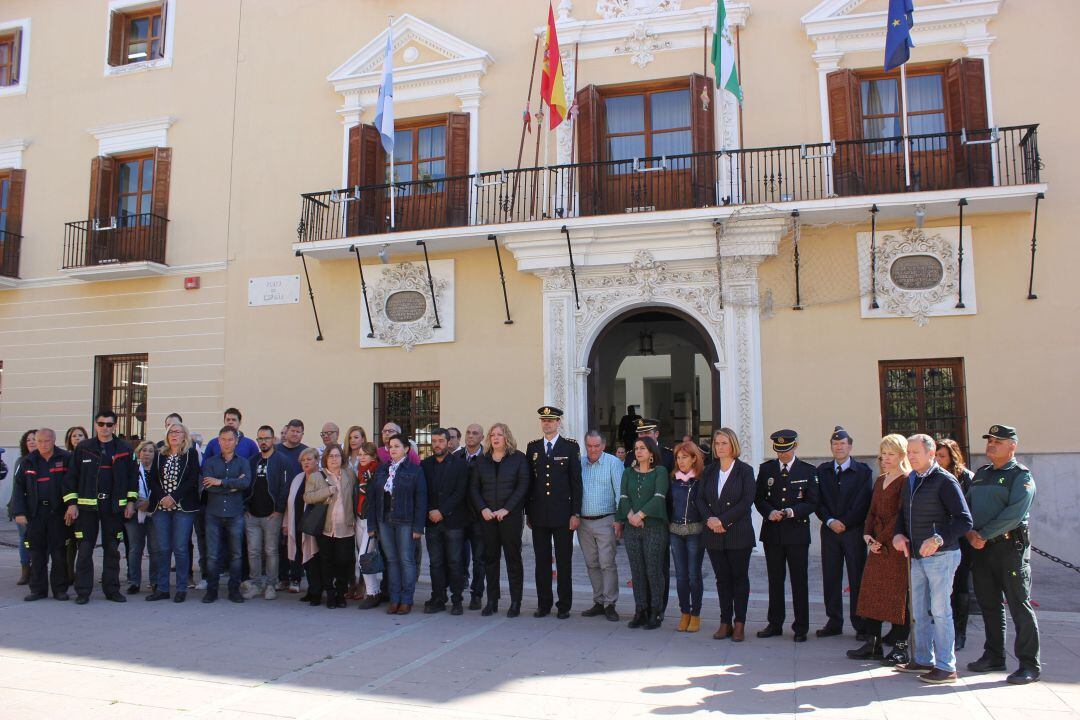 Minuto de silencio en las puertas del Ayuntamiento de Motril para recordar a las víctimas del 11M