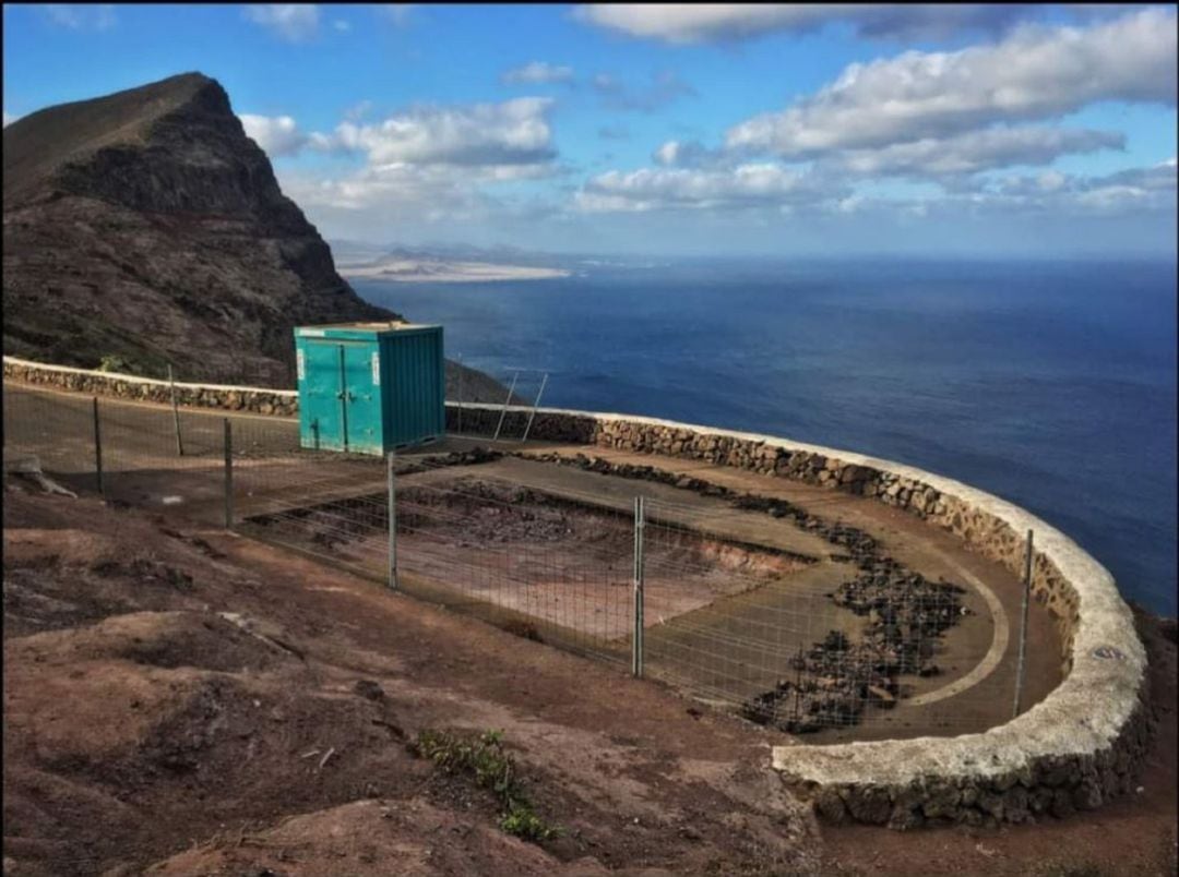 Las alarmas saltaron entre la población y el Ayuntamiento de Haría al comprobar el inicio de las obras en el conocido mirador conejero.