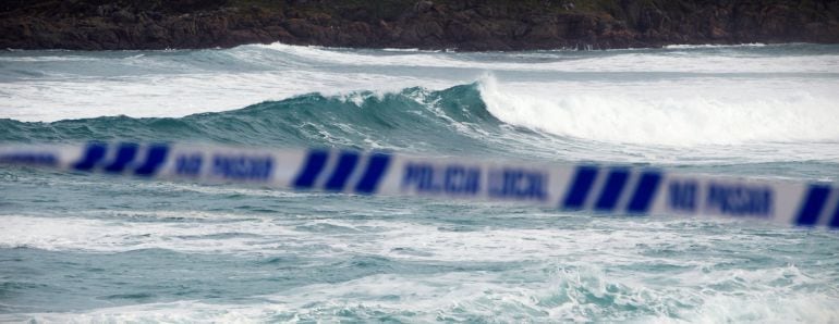Una cinta policial impide el acceso a la playa del Orzán, en A Coruña, 