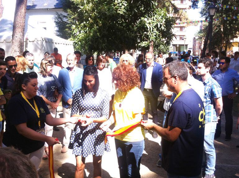 Nuria Lugueros corta la cinta inaugural acompañada de la alcaldesa