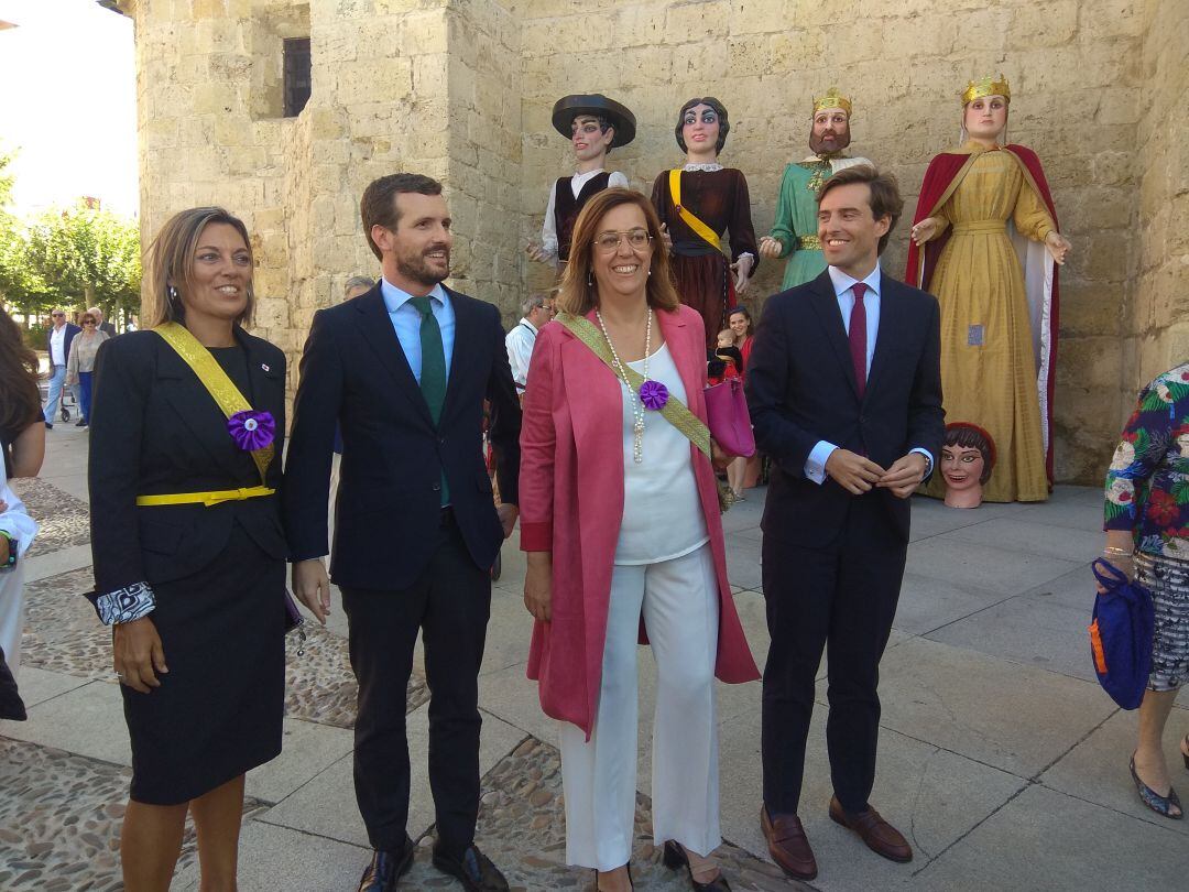 Milagros Marcos, Pablo Casado, Ángeles Armisén y Pablo Montesinos a su llegada a la catedral