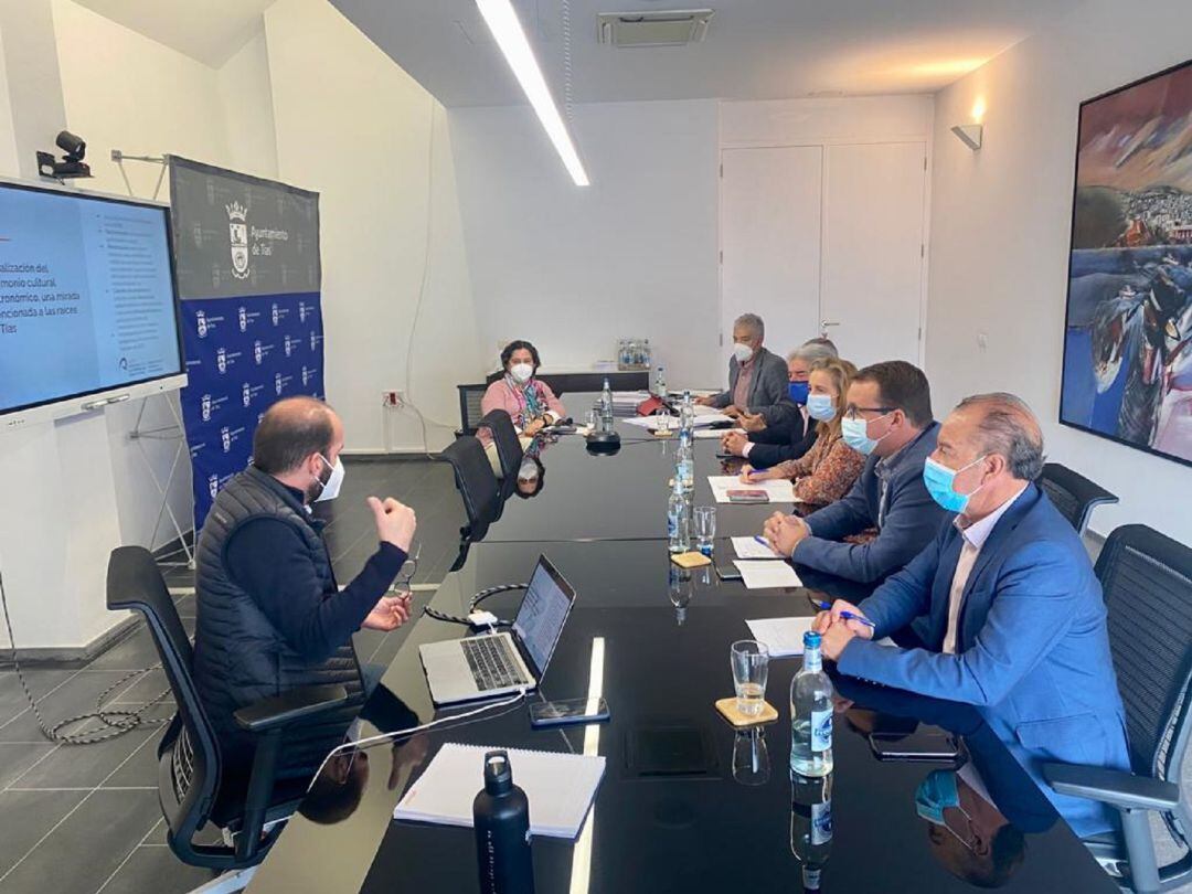 Reunión del Ayuntamiento con la Federación Turística de Lanzarote.