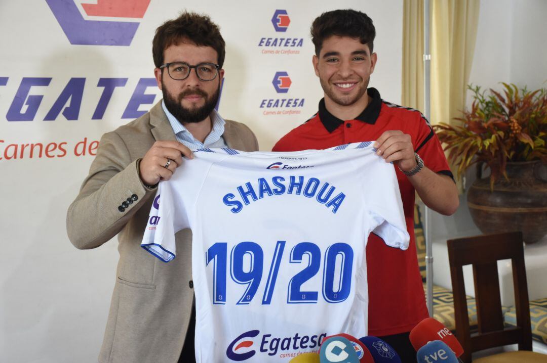 Shashoua, presentado por Víctor Moreno como futbolista del Tenerife.