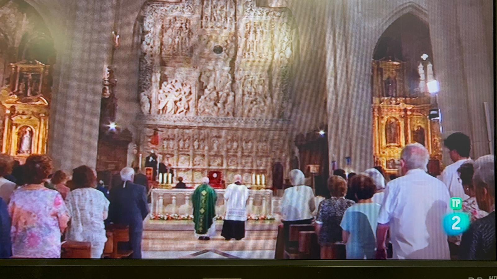 Imagen general, en la televisión, de la Catedral de Huesca, con el Santo Cristo junto al altar