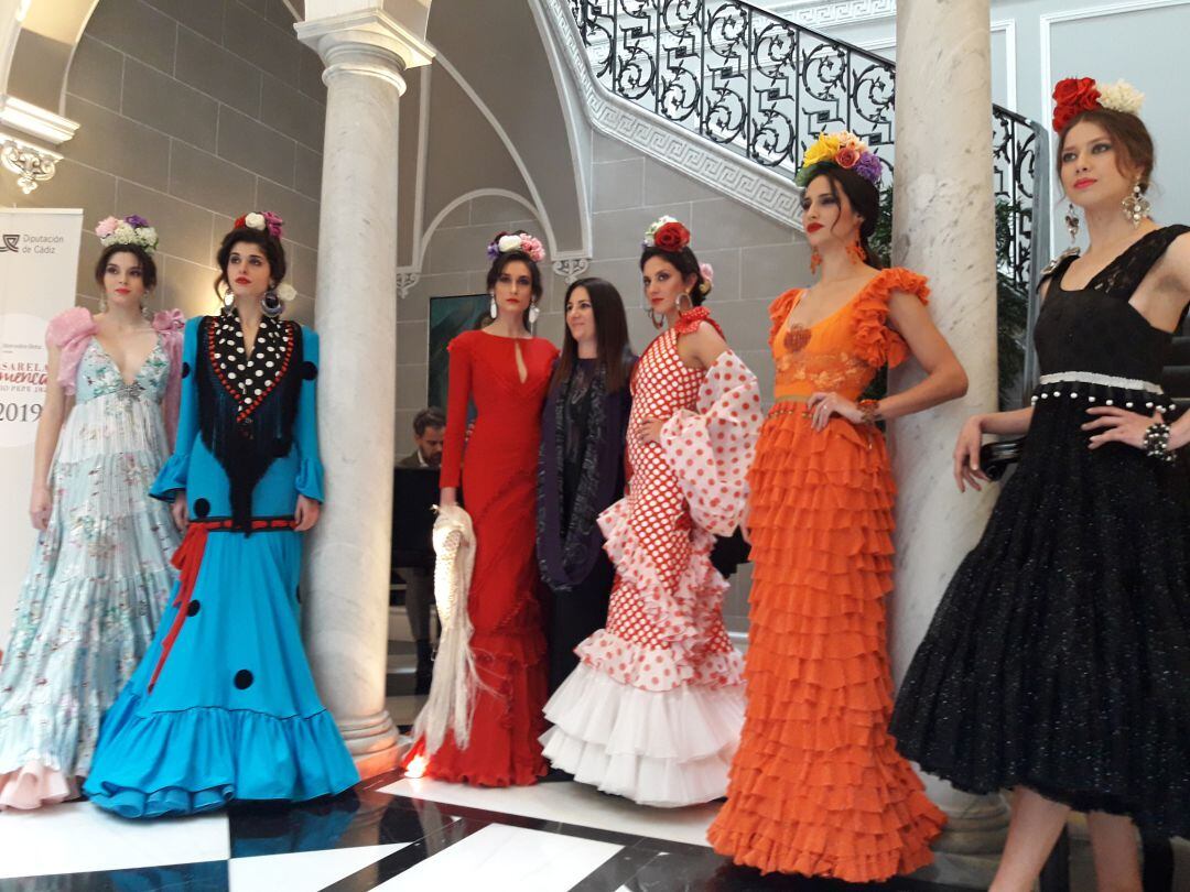 Amparo Macía junto a sus modelos en la presentación en la Casa Palacio María Luisa