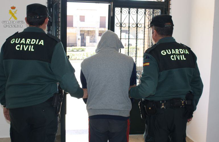 La Guardia Civil escolta al joven tras su detención