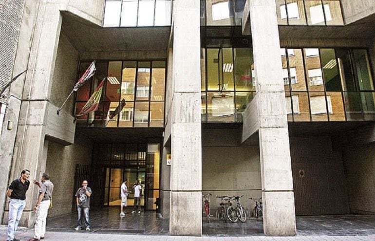 Exterior de la Biblioteca Pública en la calle Eduardo Dato de Palencia