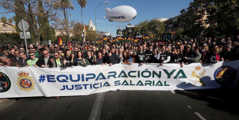 Manifestación convocada por JUSAPOL hoy en Sevilla para reivindicar la equiparación salarial entre los cuerpos de seguridad del Estado.