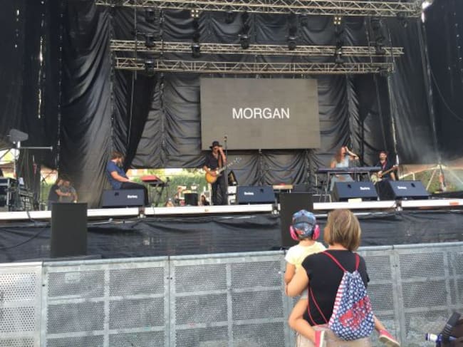 Madre e hijo disfrutan del concierto de Morgan en el Festival Gigante de Guadalajara