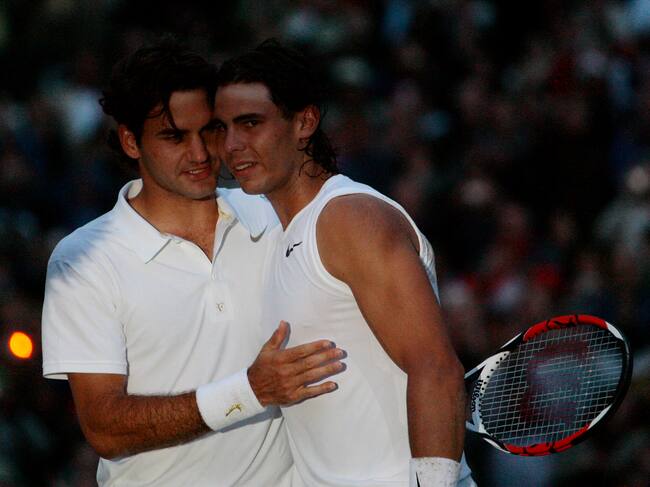 Roger Federer felicita a Rafa Nadal cuando ganó su primer Wimbledon, en 2008