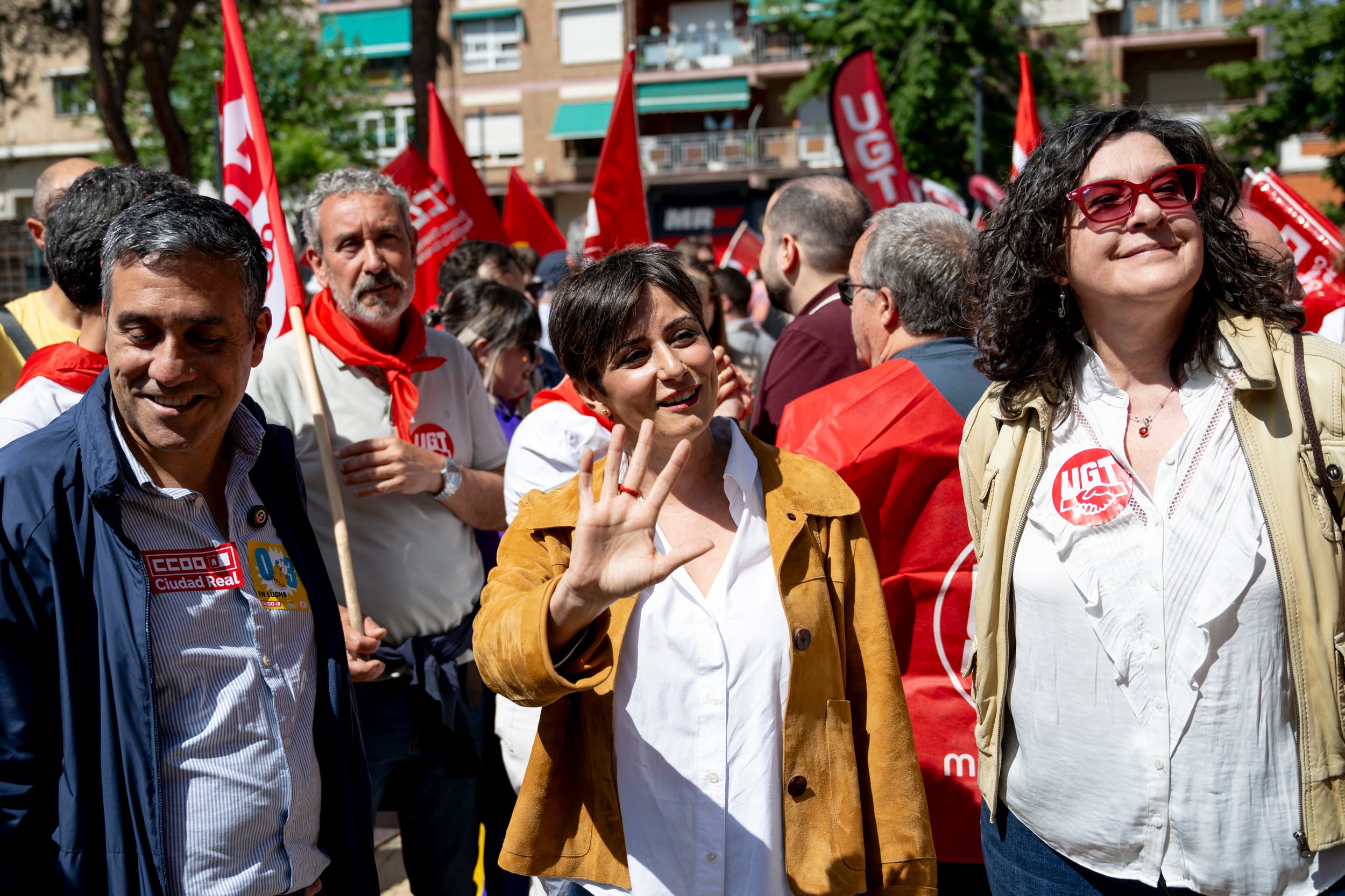 PUERTOLLANO (CIUDAD REAL), 01/05/2026.-La ministra de Vivienda y Agenda Urbana, Isabel Rodríguez (c), junto a los secretarios generales de UGT y CCOO en Castilla-La Mancha, Lola Alcónez (d) y Javier Ortega (i), durante la manifestación por el Primero de Mayo convocada por los sindicatos CCOO y UGT, este viernes en Puertollano (Ciudad Real). EFE/Jesús Monroy