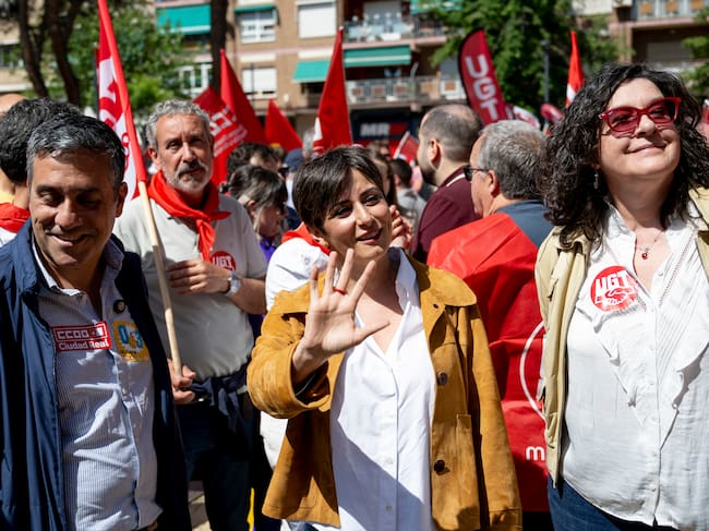 PUERTOLLANO (CIUDAD REAL), 01/05/2026.-La ministra de Vivienda y Agenda Urbana, Isabel Rodríguez (c), junto a los secretarios generales de UGT y CCOO en Castilla-La Mancha, Lola Alcónez (d) y Javier Ortega (i), durante la manifestación por el Primero de Mayo convocada por los sindicatos CCOO y UGT, este viernes en Puertollano (Ciudad Real). EFE/Jesús Monroy