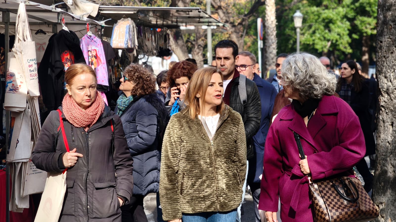 Pilar Bernabé visita el mercadillo de Zaidia