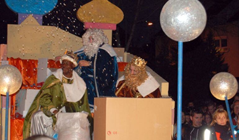 Los Reyes también visitan Paracuellos repartiendo ilusión