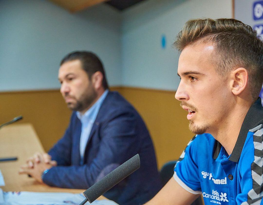 El jugador en su presentación junto a Juan Carlos Cordero