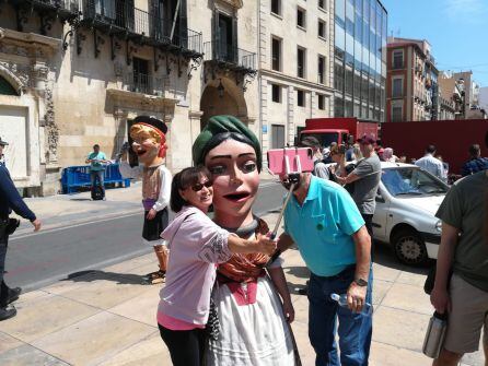 Muchos de los cruceristas han disfrutado de las danzas folclóricas y los nanos i gegants por las calles del centro de Alicante.