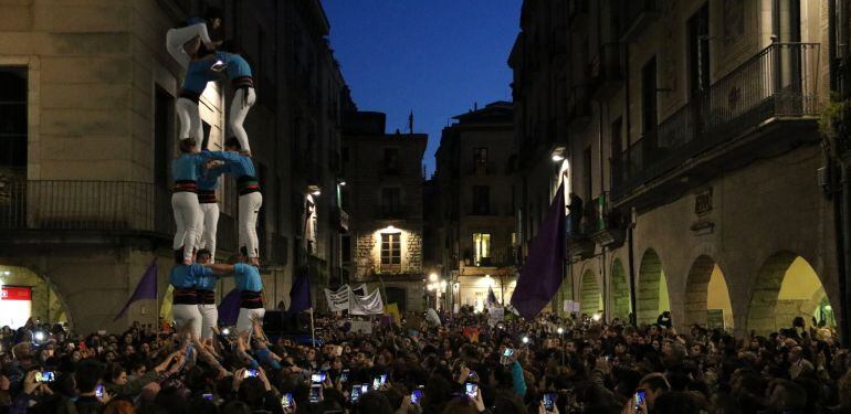 La plaça del Vi plena a vessar. Les dones 'xoriguers' fan un castell.