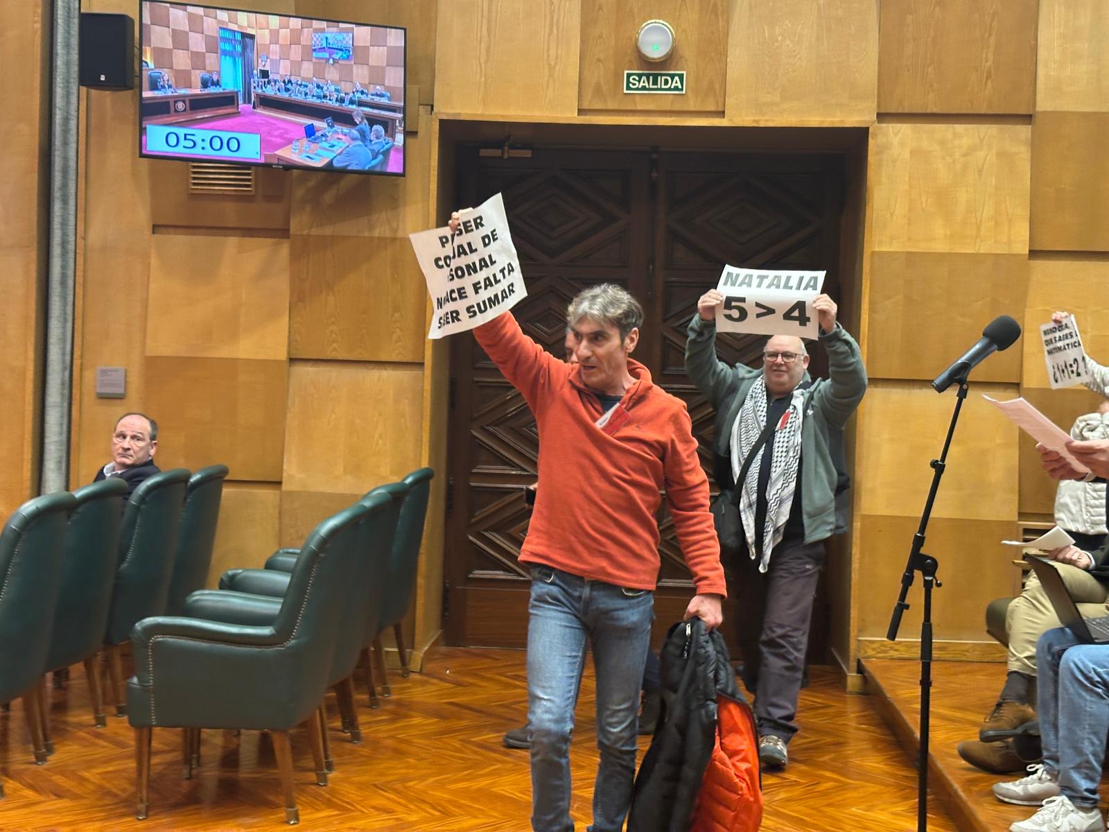 Abucheos y pancartas en el pleno de Zaragoza contra la operación de Vía Hispanidad