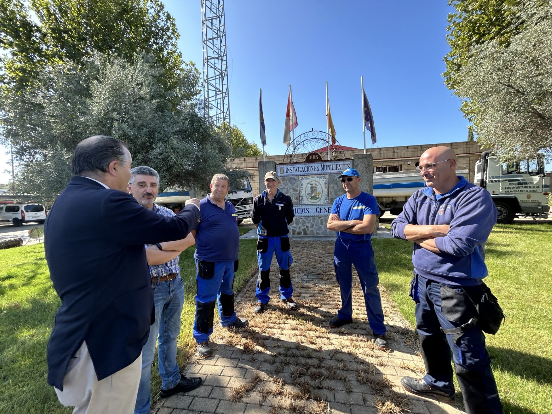 El alcalde, José Julián Gregorio, agradeciendo a los Servicios Generales por su labor.