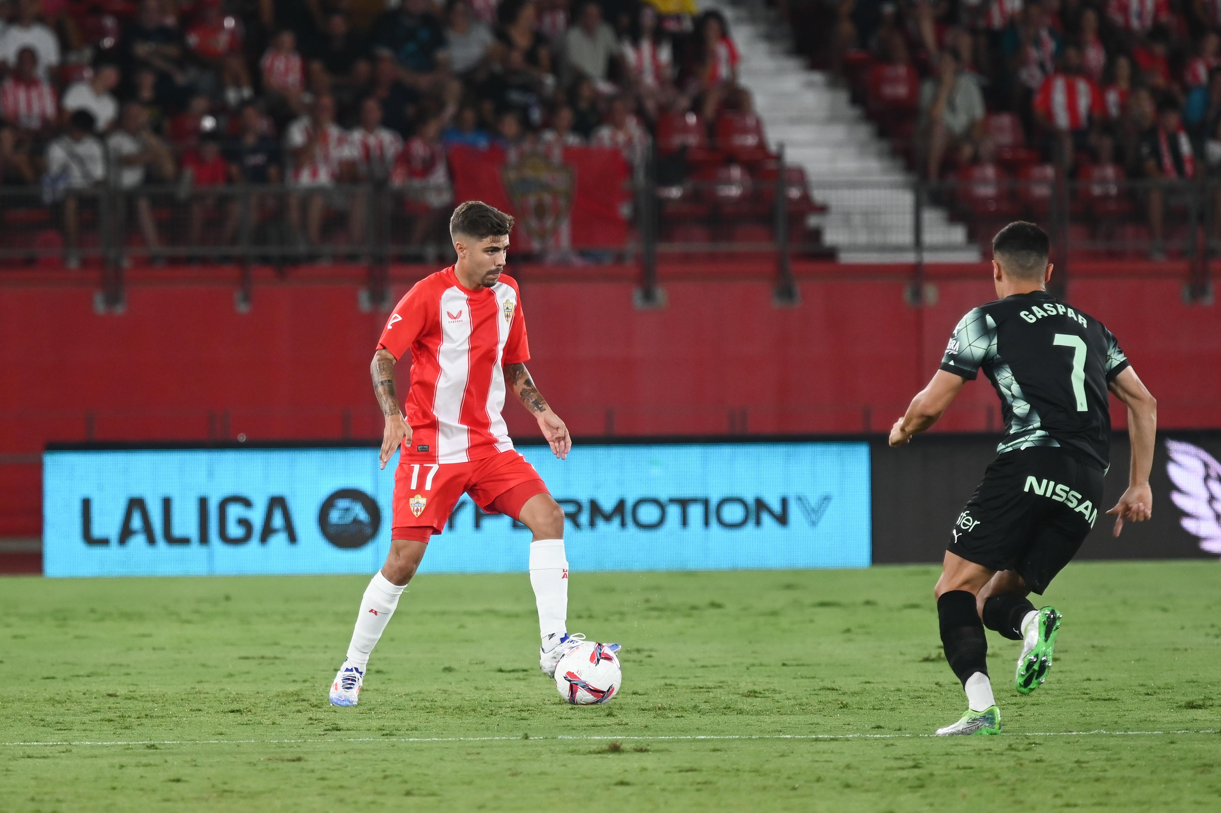 Pozo en el partido ante el Sporting en el Estadio de los Juegos Mediterráneos.