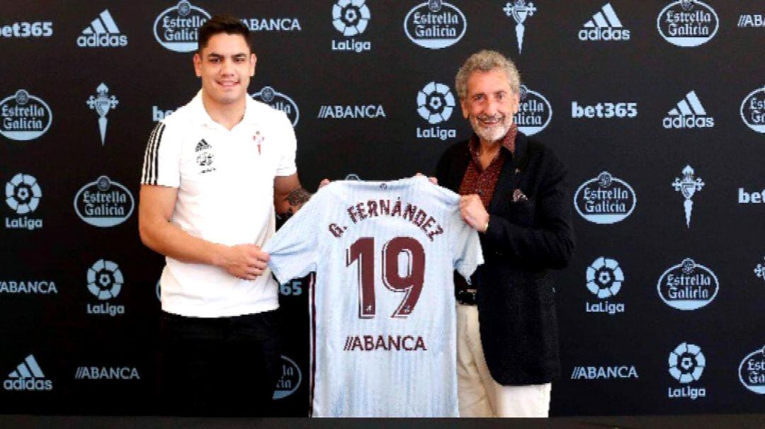 Gabriel Fernández posa con su nueva camiseta a lado del presidente del Celta, Carlos Mouriño 